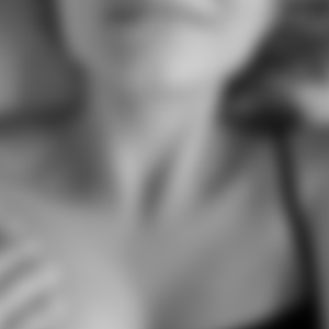 Femme en or, prête à papoter sous le soleil angevin profil-Angers-1142